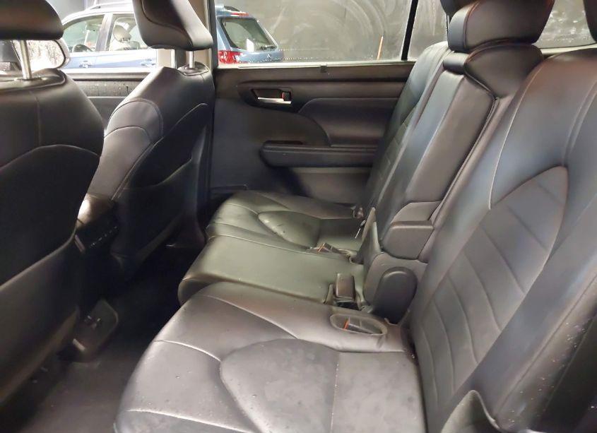 Photo 8 of 2022 Toyota Highlander XLE (VIN 5TDGZRBH8NS575995)
