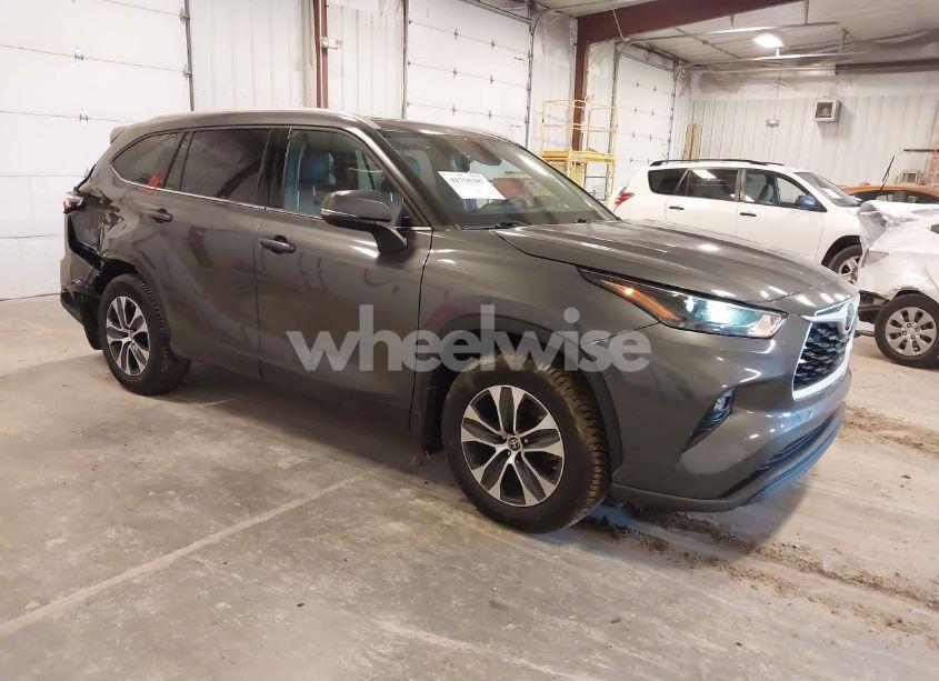 2022 Toyota Highlander XLE (VIN 5TDGZRBH8NS576211) main photo
