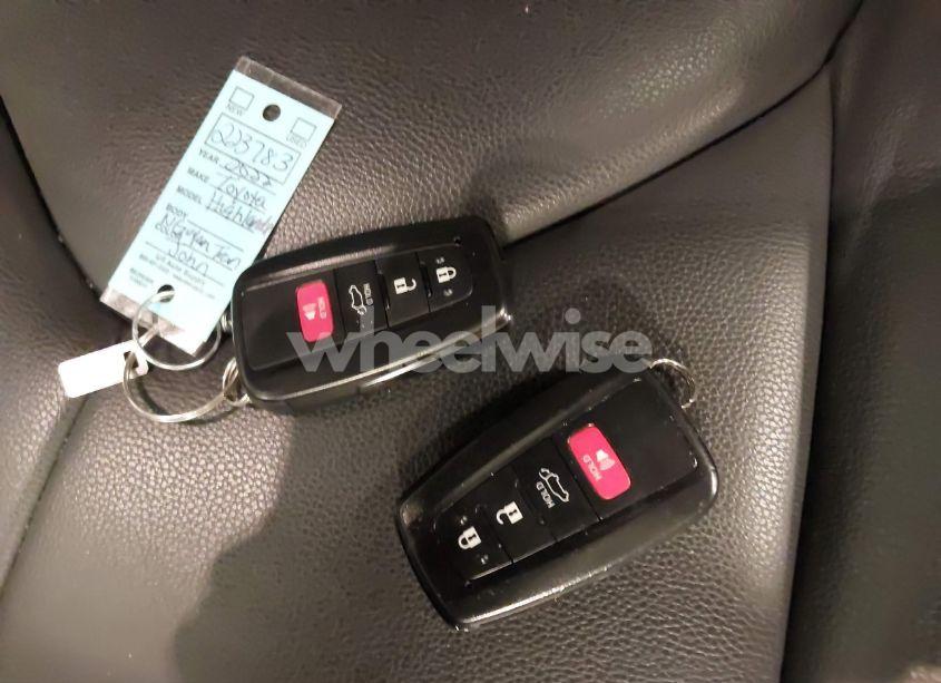 Photo 11 of 2022 Toyota Highlander XLE (VIN 5TDGZRBH8NS576211)