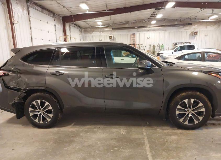 Photo 13 of 2022 Toyota Highlander XLE (VIN 5TDGZRBH8NS576211)