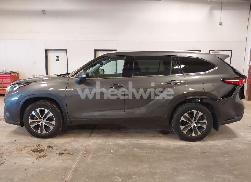 Photo 14 of 2022 Toyota Highlander XLE (VIN 5TDGZRBH8NS576211)