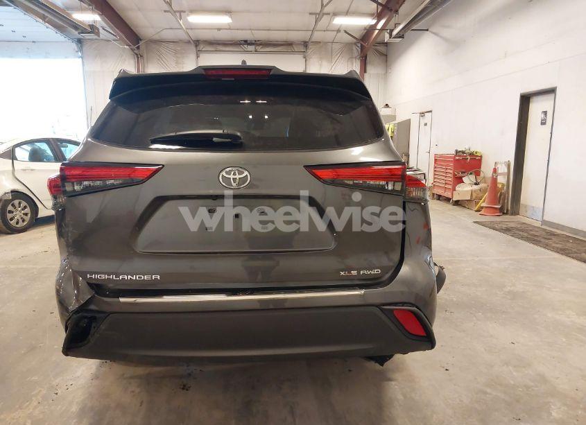 Photo 16 of 2022 Toyota Highlander XLE (VIN 5TDGZRBH8NS576211)