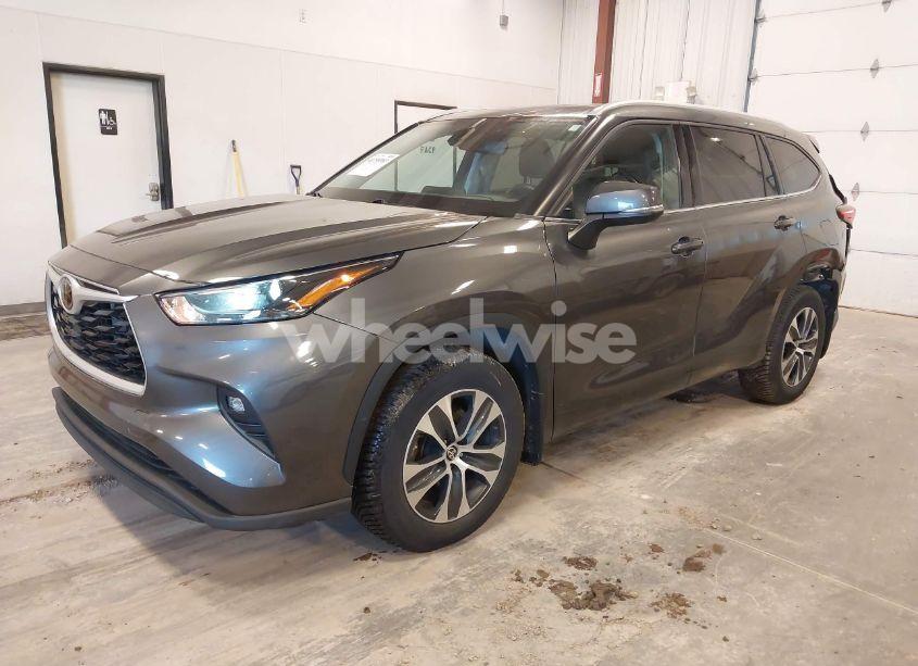 Photo 2 of 2022 Toyota Highlander XLE (VIN 5TDGZRBH8NS576211)