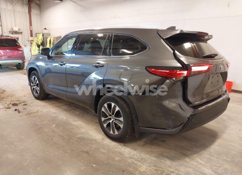 Photo 3 of 2022 Toyota Highlander XLE (VIN 5TDGZRBH8NS576211)