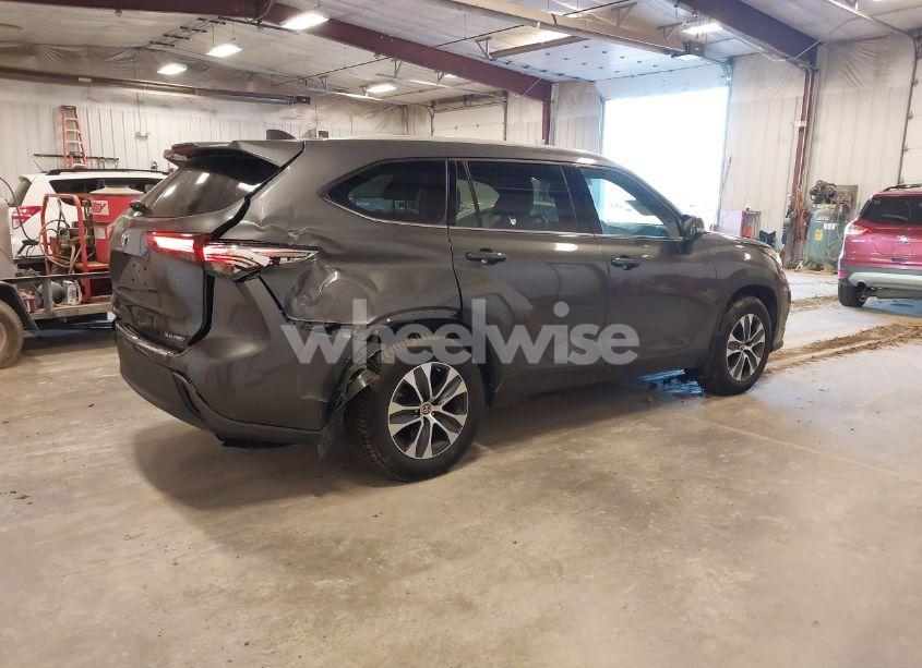 Photo 4 of 2022 Toyota Highlander XLE (VIN 5TDGZRBH8NS576211)
