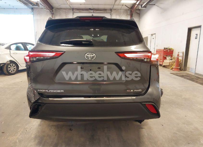 Photo 6 of 2022 Toyota Highlander XLE (VIN 5TDGZRBH8NS576211)