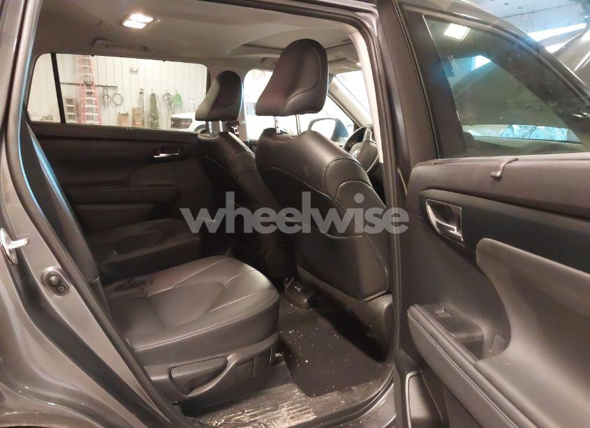 Photo 8 of 2022 Toyota Highlander XLE (VIN 5TDGZRBH8NS576211)