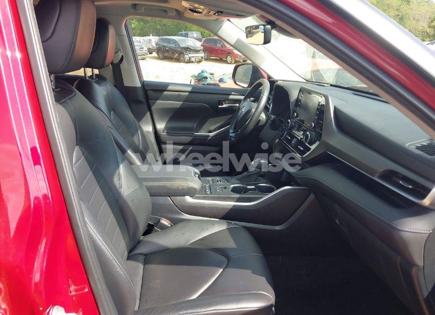 Photo 5 of 2020 Toyota Highlander XLE (VIN 5TDGZRBH9LS011673)