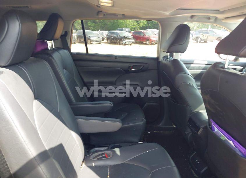 Photo 8 of 2020 Toyota Highlander XLE (VIN 5TDGZRBH9LS011673)