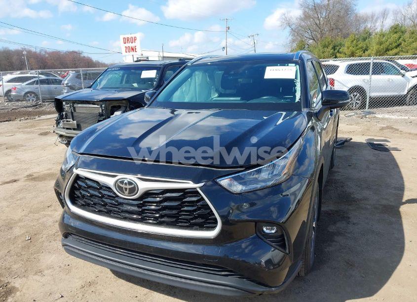 Photo 2 of 2020 Toyota Highlander XLE (VIN 5TDGZRBH9LS054572)