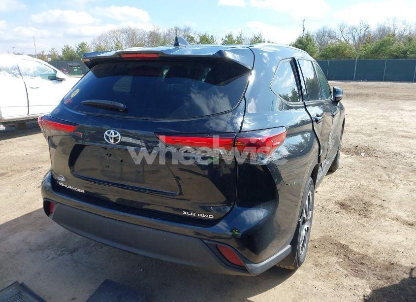 Photo 4 of 2020 Toyota Highlander XLE (VIN 5TDGZRBH9LS054572)