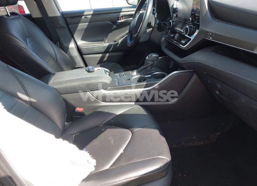 Photo 5 of 2020 Toyota Highlander XLE (VIN 5TDGZRBH9LS054572)