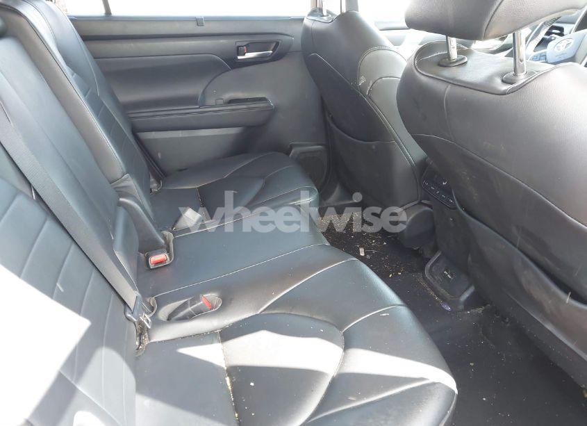 Photo 8 of 2020 Toyota Highlander XLE (VIN 5TDGZRBH9LS054572)