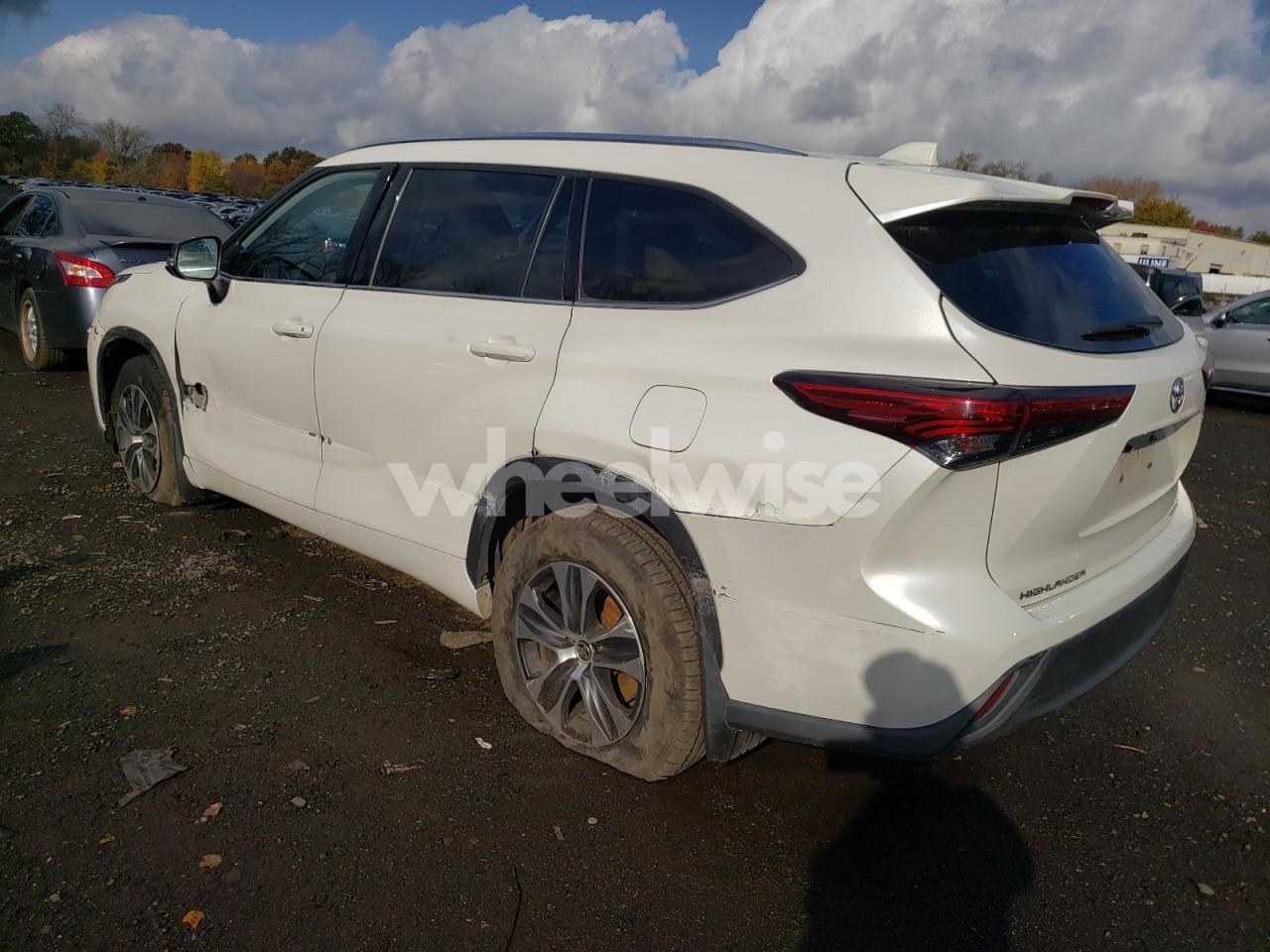 Photo 2 of 2020 TOYOTA HIGHLANDER XLE (VIN 5TDGZRBH9LS504527)