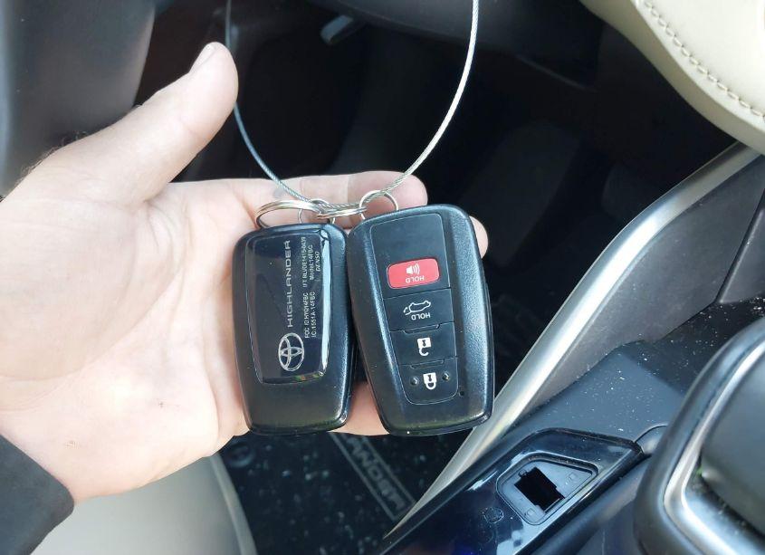 Photo 11 of 2020 Toyota Highlander XLE (VIN 5TDGZRBH9LS505628)