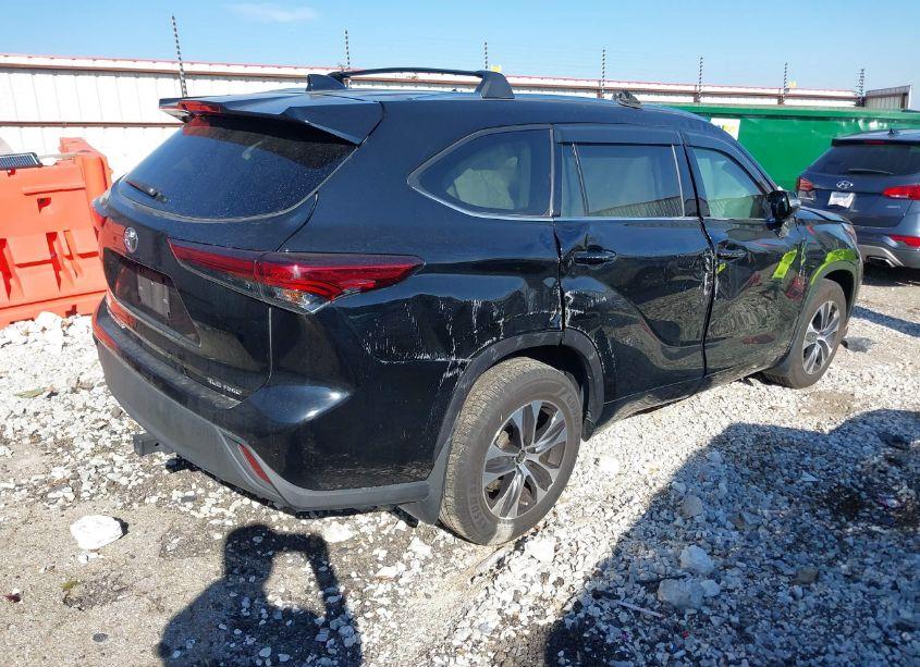 Photo 4 of 2020 Toyota Highlander XLE (VIN 5TDGZRBH9LS505628)
