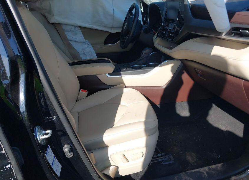 Photo 5 of 2020 Toyota Highlander XLE (VIN 5TDGZRBH9LS505628)