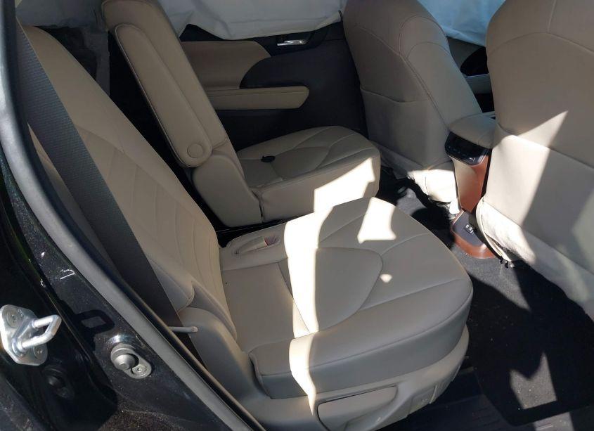 Photo 8 of 2020 Toyota Highlander XLE (VIN 5TDGZRBH9LS505628)