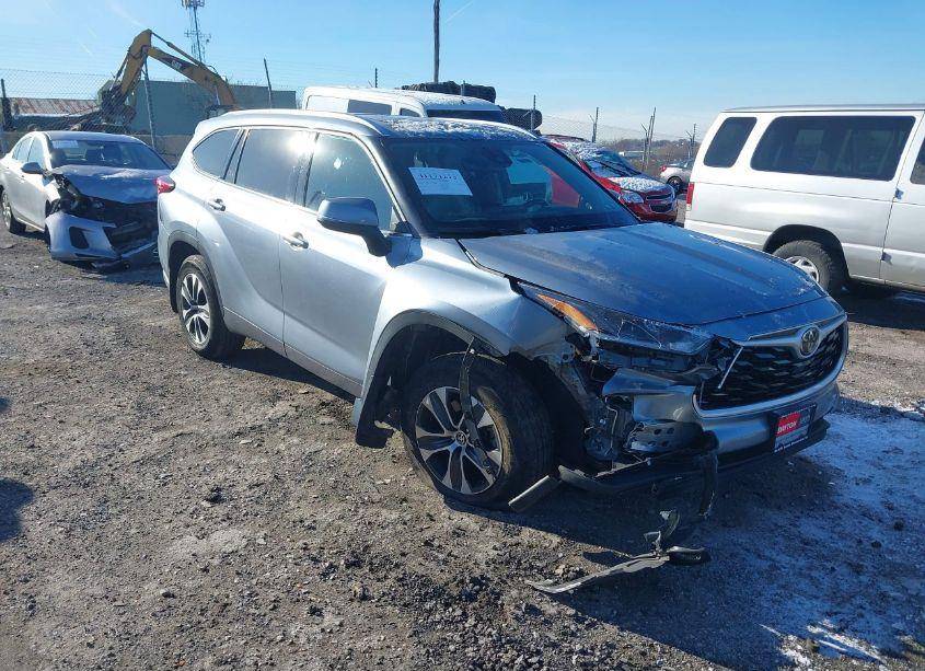 2021 Toyota Highlander XLE (VIN 5TDGZRBH9MS113878) main photo