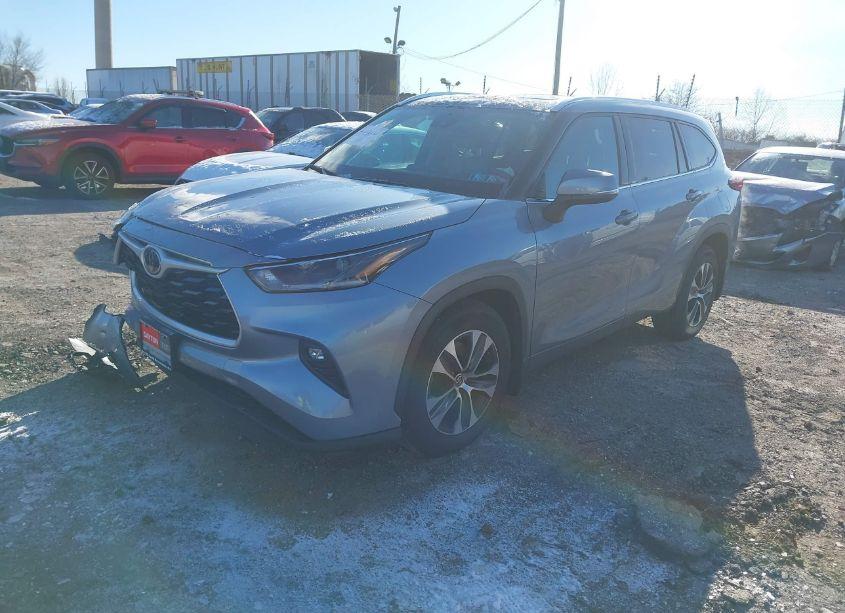 Photo 2 of 2021 Toyota Highlander XLE (VIN 5TDGZRBH9MS113878)