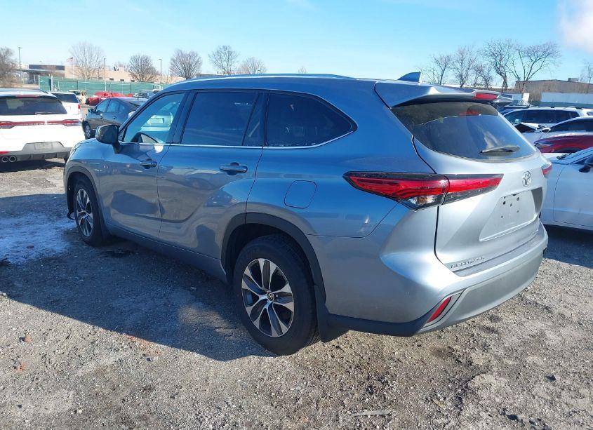 Photo 3 of 2021 Toyota Highlander XLE (VIN 5TDGZRBH9MS113878)