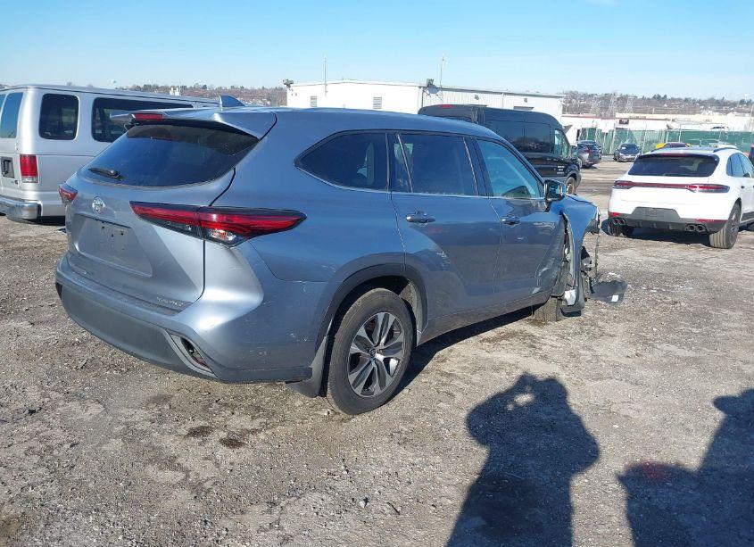 Photo 4 of 2021 Toyota Highlander XLE (VIN 5TDGZRBH9MS113878)