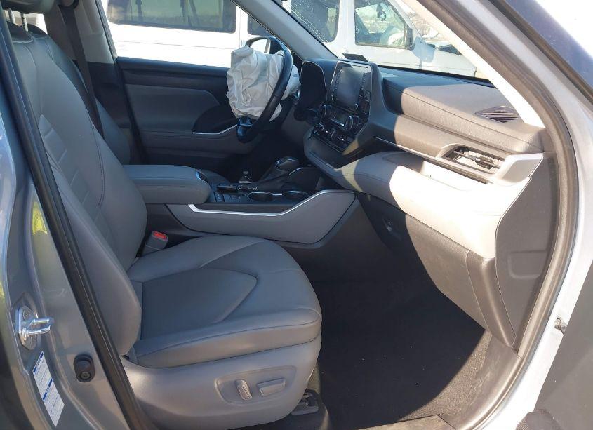 Photo 5 of 2021 Toyota Highlander XLE (VIN 5TDGZRBH9MS113878)