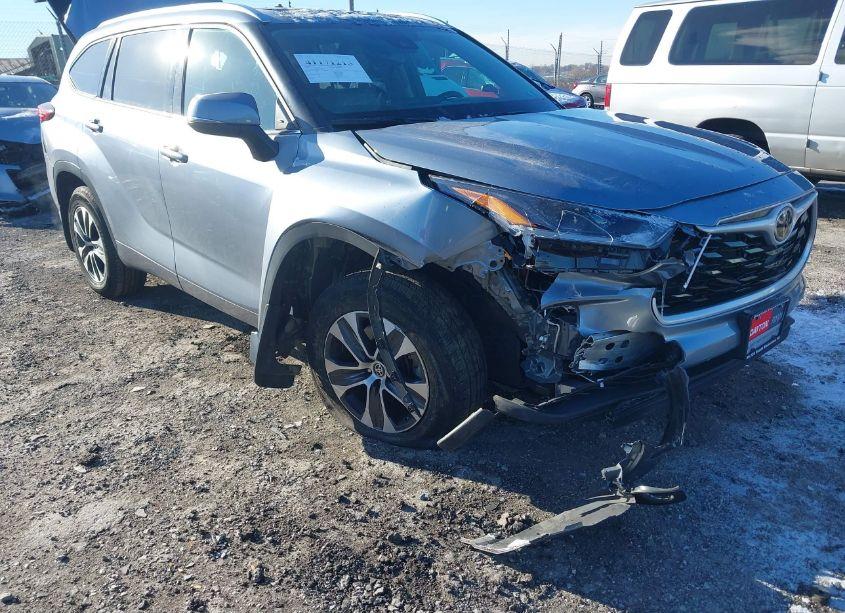 Photo 6 of 2021 Toyota Highlander XLE (VIN 5TDGZRBH9MS113878)