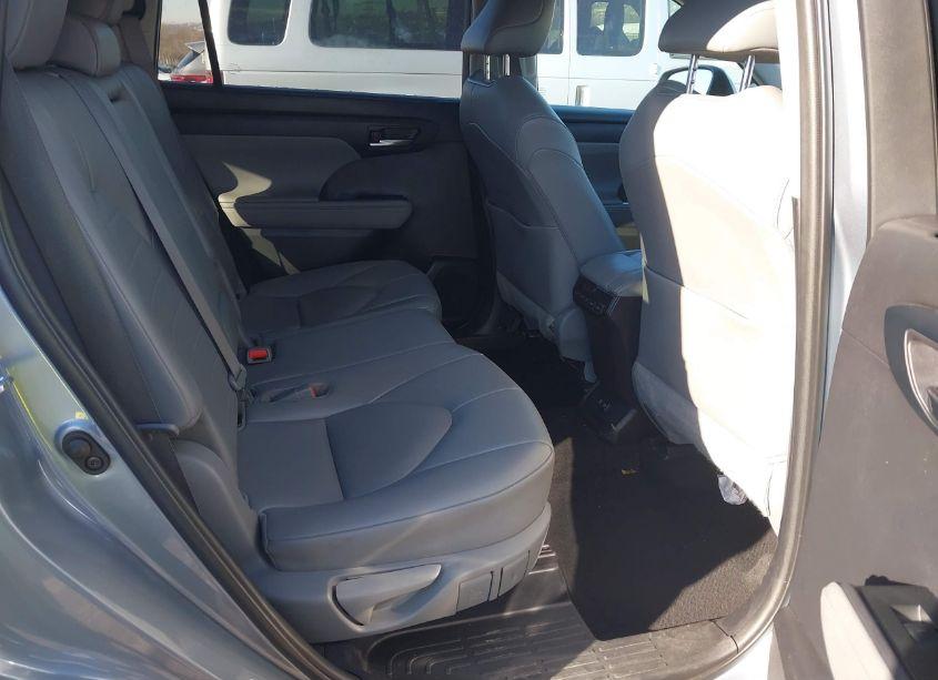 Photo 8 of 2021 Toyota Highlander XLE (VIN 5TDGZRBH9MS113878)