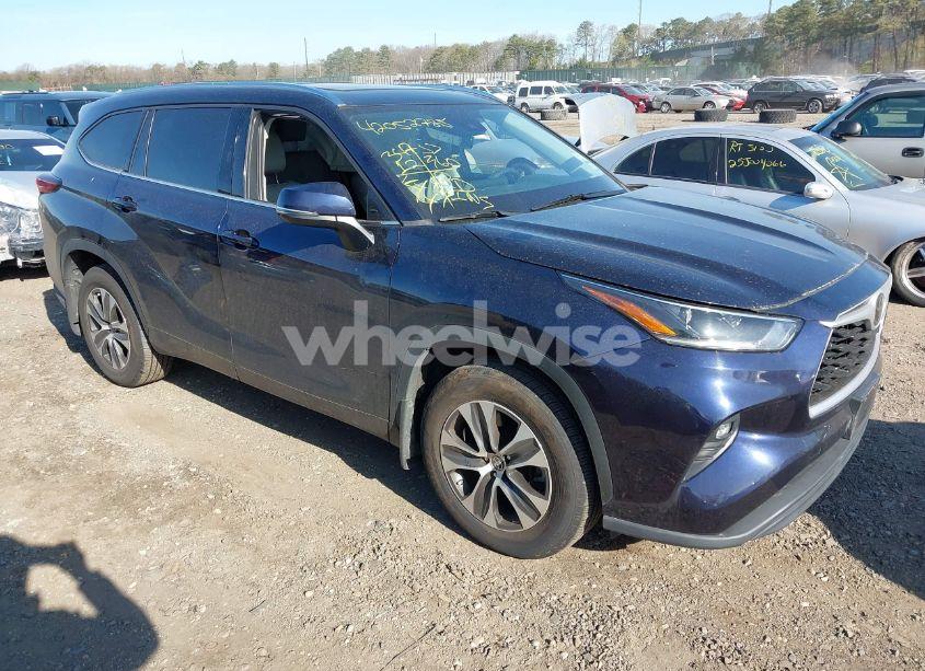 2021 Toyota Highlander XLE (VIN 5TDGZRBH9MS136822) main photo