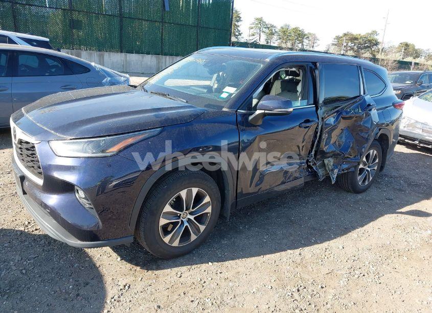 Photo 2 of 2021 Toyota Highlander XLE (VIN 5TDGZRBH9MS136822)