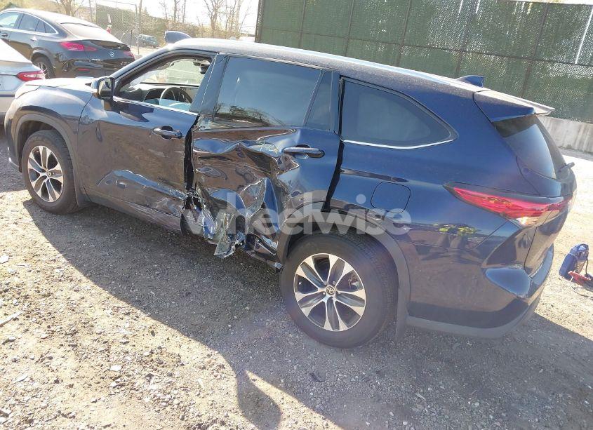 Photo 3 of 2021 Toyota Highlander XLE (VIN 5TDGZRBH9MS136822)