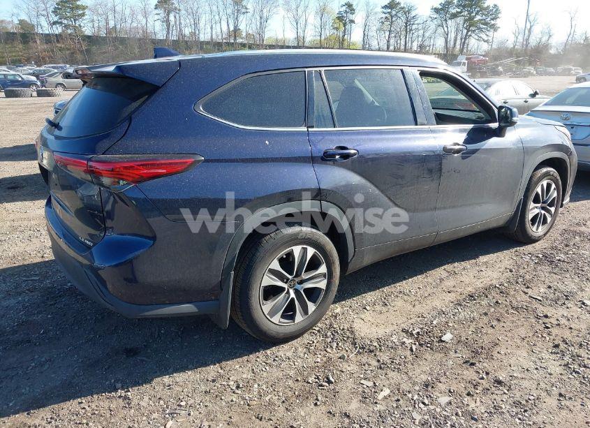 Photo 4 of 2021 Toyota Highlander XLE (VIN 5TDGZRBH9MS136822)