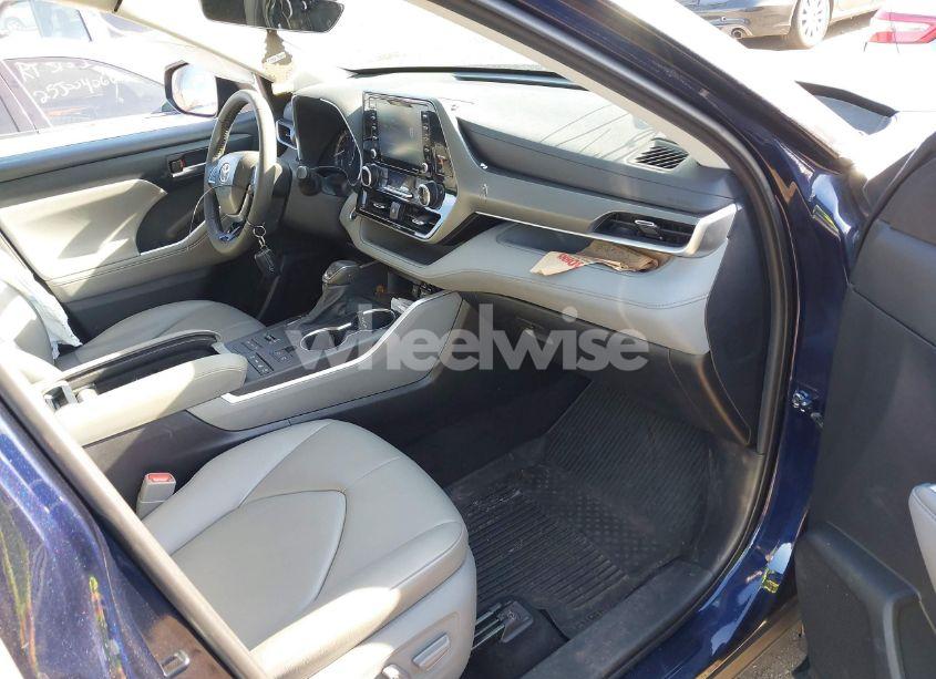 Photo 5 of 2021 Toyota Highlander XLE (VIN 5TDGZRBH9MS136822)