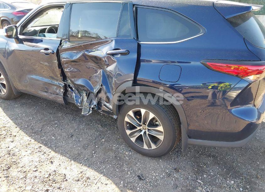 Photo 6 of 2021 Toyota Highlander XLE (VIN 5TDGZRBH9MS136822)