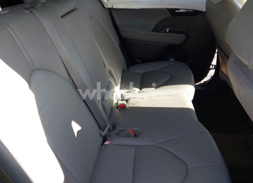 Photo 8 of 2021 Toyota Highlander XLE (VIN 5TDGZRBH9MS136822)