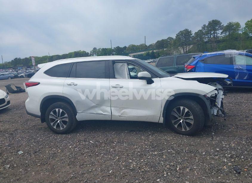 Photo 13 of 2020 Toyota Highlander XLE (VIN 5TDGZRBHXLS052586)