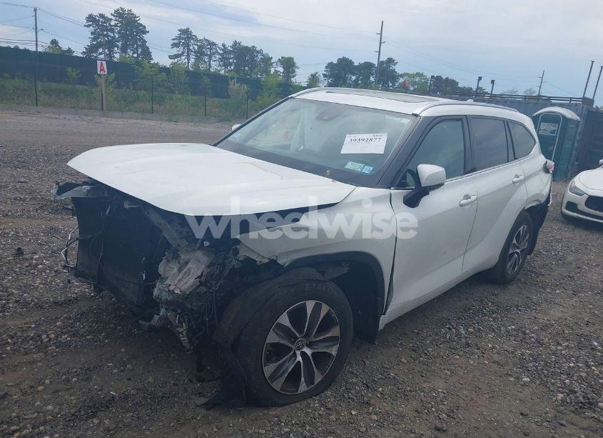 Photo 2 of 2020 Toyota Highlander XLE (VIN 5TDGZRBHXLS052586)