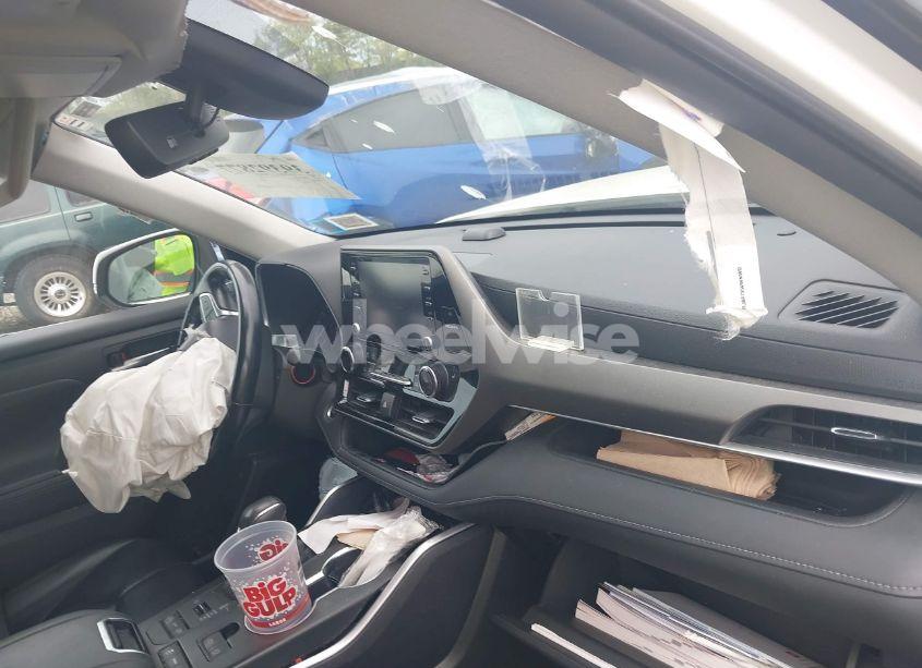 Photo 5 of 2020 Toyota Highlander XLE (VIN 5TDGZRBHXLS052586)