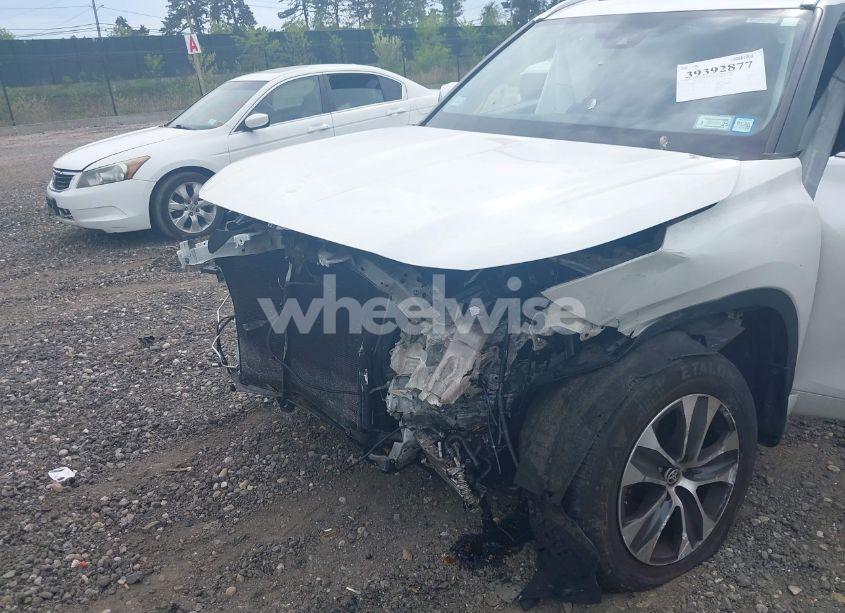 Photo 6 of 2020 Toyota Highlander XLE (VIN 5TDGZRBHXLS052586)