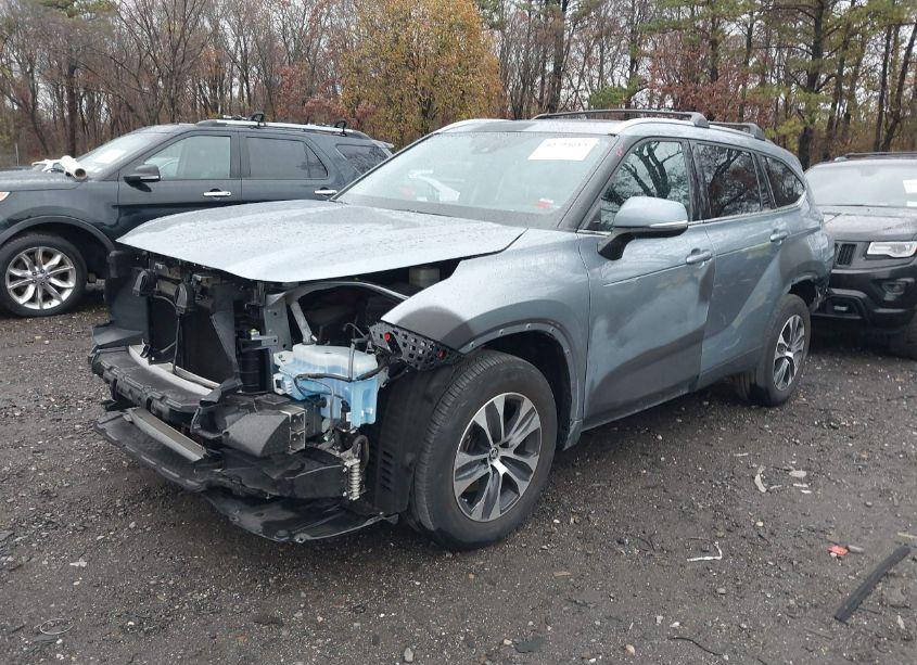 Photo 2 of 2021 Toyota Highlander XLE (VIN 5TDGZRBHXMS066313)