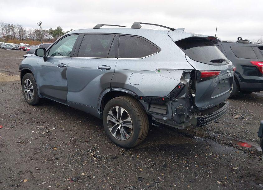 Photo 3 of 2021 Toyota Highlander XLE (VIN 5TDGZRBHXMS066313)