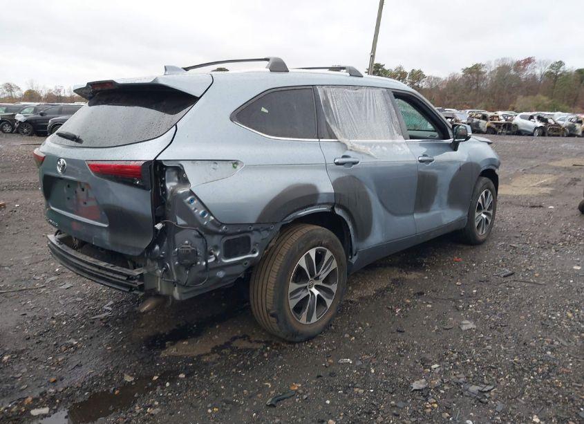 Photo 4 of 2021 Toyota Highlander XLE (VIN 5TDGZRBHXMS066313)