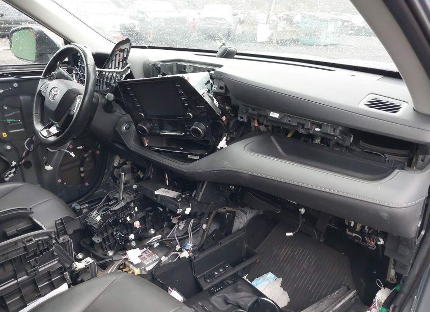 Photo 5 of 2021 Toyota Highlander XLE (VIN 5TDGZRBHXMS066313)