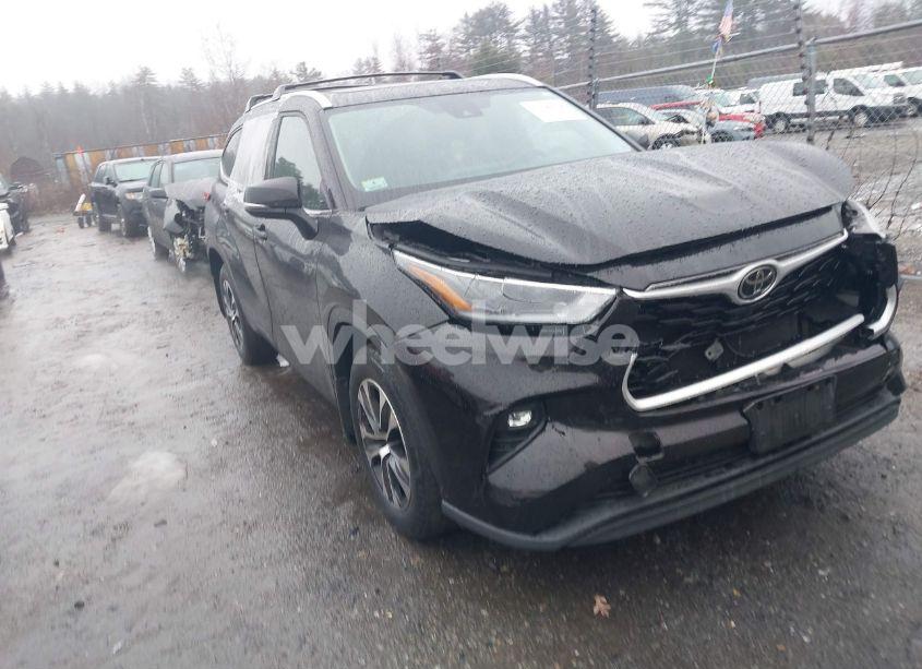 2021 Toyota Highlander XLE (VIN 5TDGZRBHXMS084794) main photo