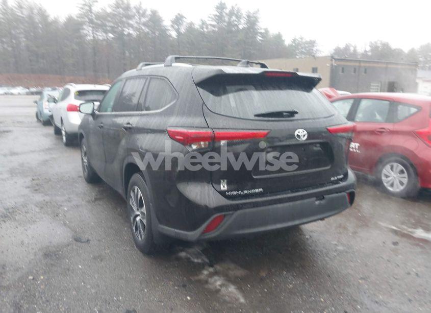 Photo 3 of 2021 Toyota Highlander XLE (VIN 5TDGZRBHXMS084794)