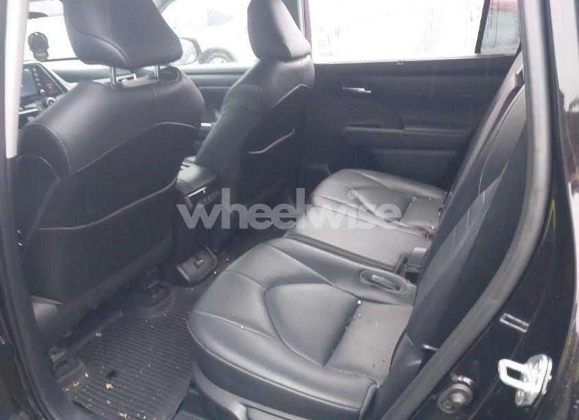 Photo 8 of 2021 Toyota Highlander XLE (VIN 5TDGZRBHXMS084794)