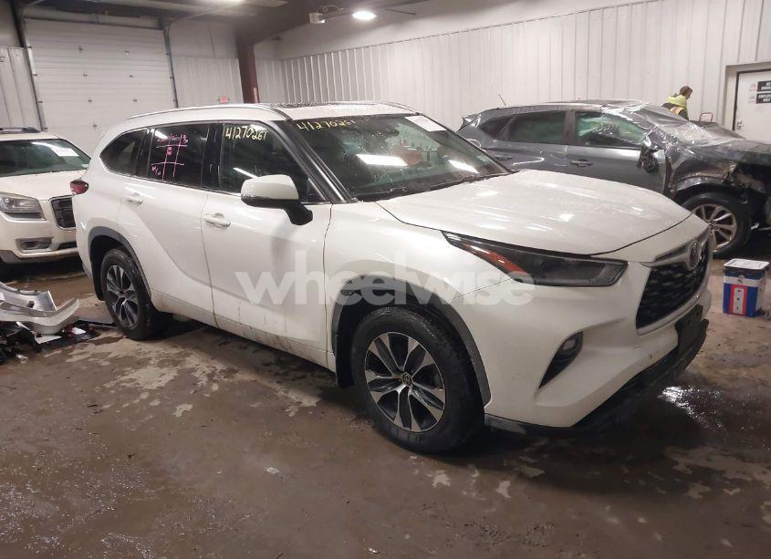 2021 Toyota Highlander XLE (VIN 5TDGZRBHXMS111489) main photo