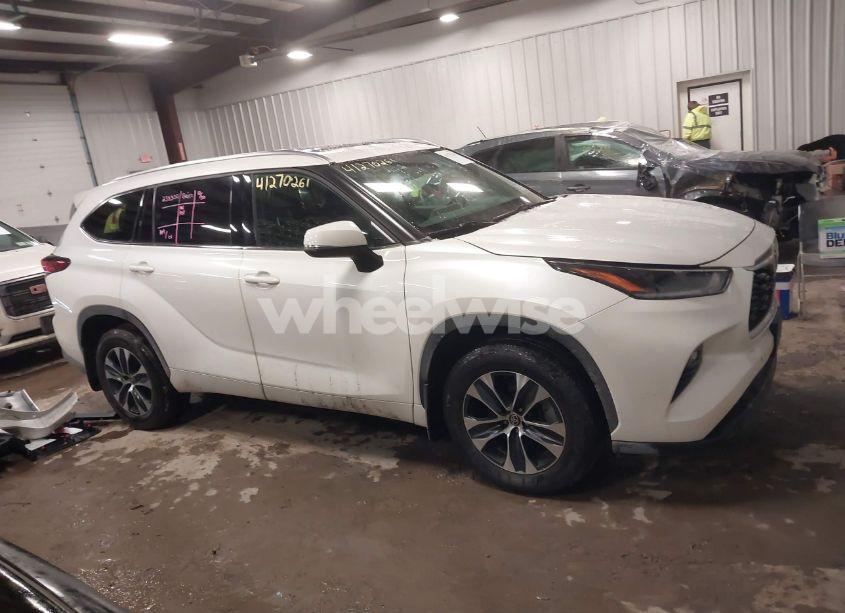 Photo 13 of 2021 Toyota Highlander XLE (VIN 5TDGZRBHXMS111489)