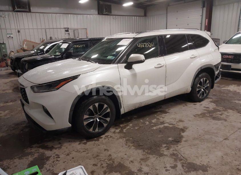Photo 2 of 2021 Toyota Highlander XLE (VIN 5TDGZRBHXMS111489)